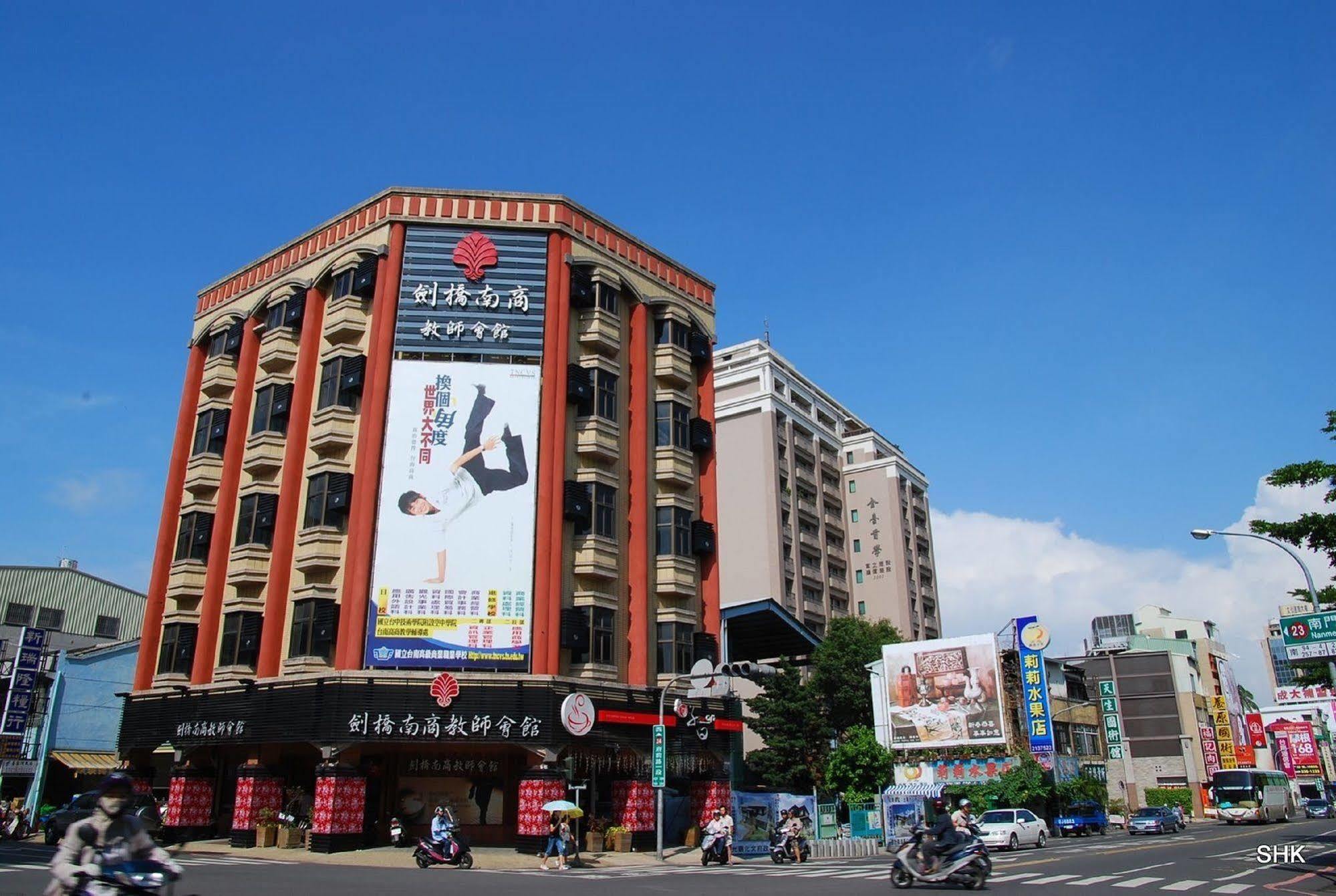 Cambridge Confucius Inn Tainan Exterior photo