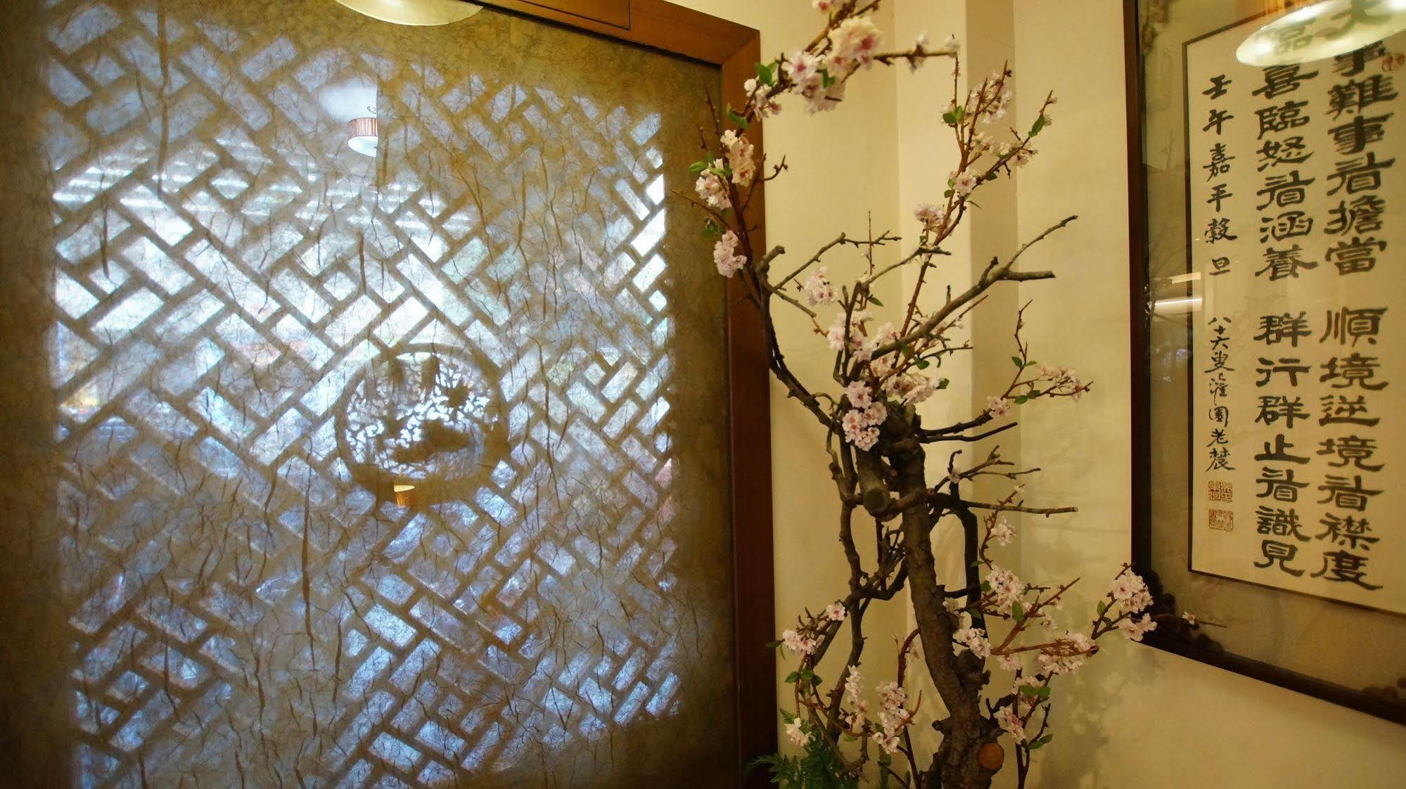 Cambridge Confucius Inn Tainan Exterior photo